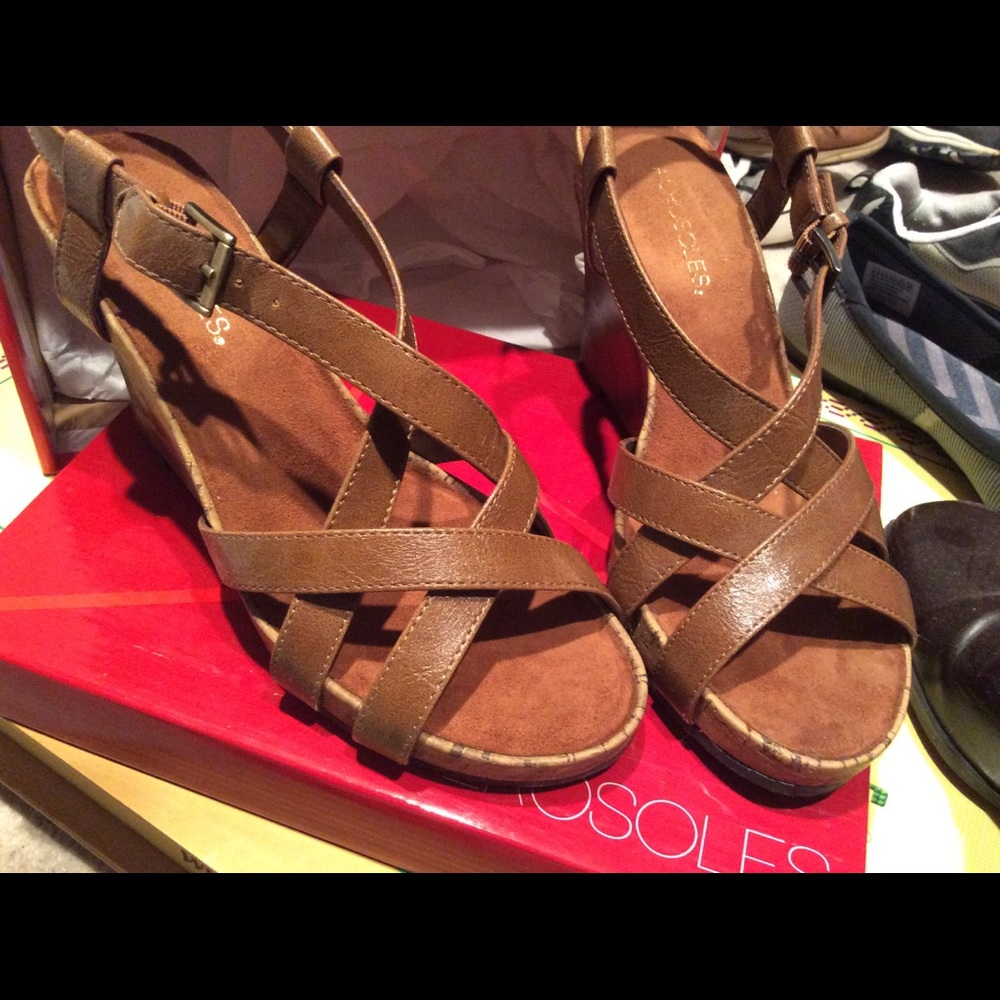 AEROSOLES ‘At First Plush’ size 8.5 Tan Wedge NIB